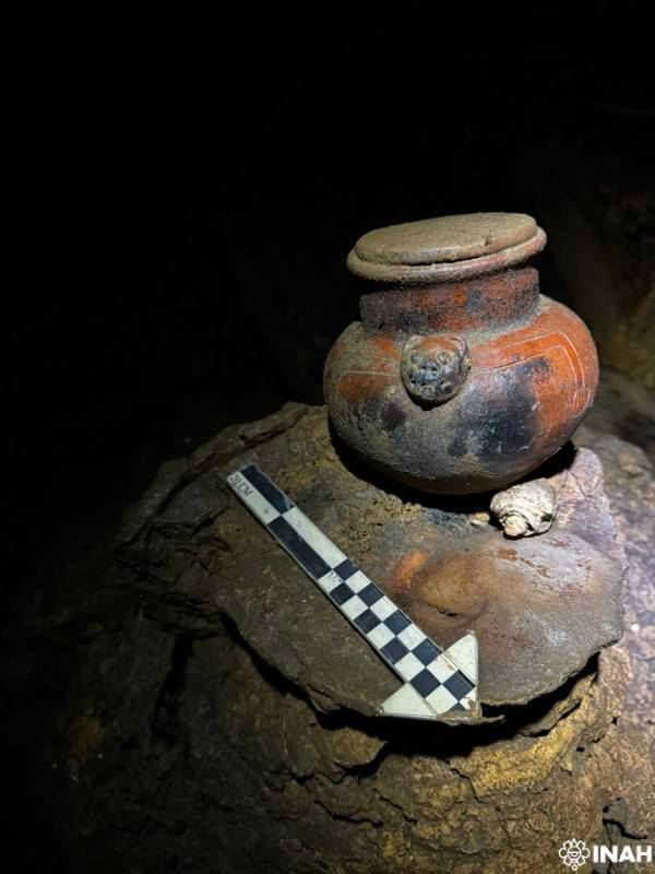 Chiapas: descubren cueva sagrada con 179 piezas arqueológicas intactas de la cultura zoque la revista del sureste mx Una Urna O Vasija De Cerámica Prehispánica Con Relieve Con Efigie De Jaguar Sobre Una Roca Con Una Escala Arqueológica Al Lado, Documentada En Chiapas Cueva Sagrada Con 179 Piezas Arqueológicas Intactas De La Cultura Zoque.