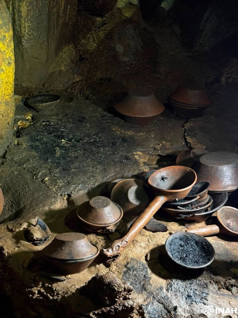 Diversas Vasijas, Cajetes E Incensarios Prehispánicos De Cerámica Dispuestos Sobre El Suelo Rocoso Dentro De Una Cueva Subterránea, Durante El Hallazgo Donde En Chiapas: Descubren Cueva Sagrada Con 179 Piezas Arqueológicas Intactas De La Cultura Zoque.