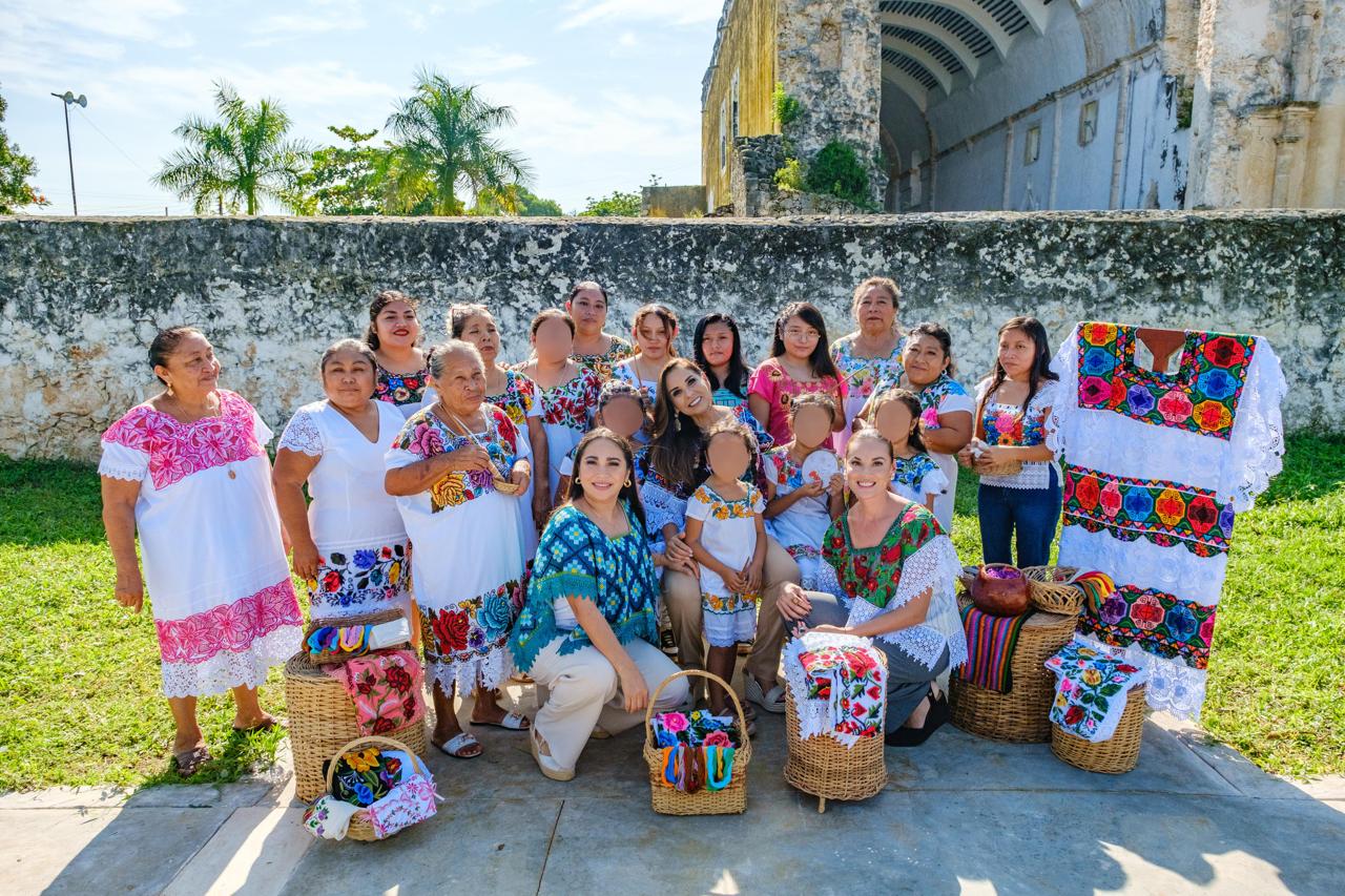 Conmemora mara lezama el día mundial del bordado y reconoce a más de 4 mil 790 artesanas y artesanos mayas la revista del sureste mx Fotografía Grupal Donde Conmemora Mara Lezama El Día Mundial Del Bordado Junto A Artesanas Mayas Vestidas Con Huipiles E Indumentaria Tradicional Frente A La Iglesia De Tihosuco.