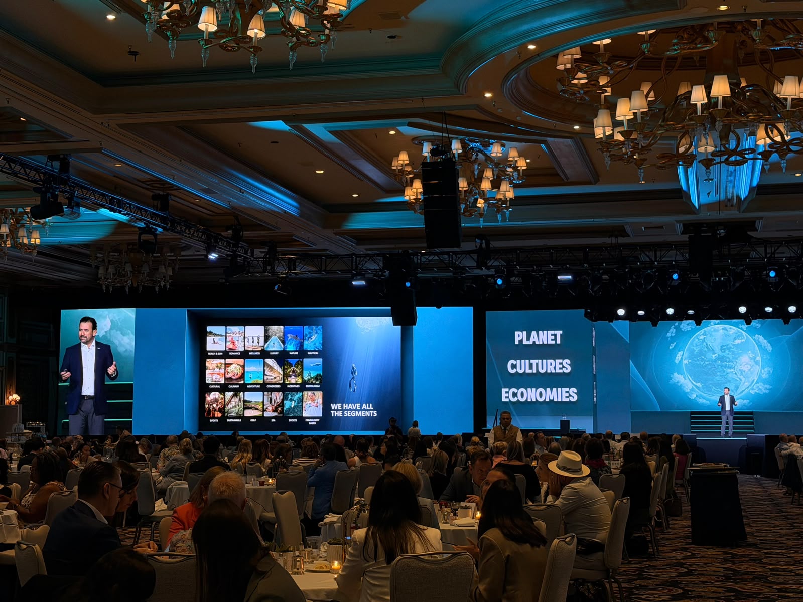 El caribe mexicano se consolida en el turismo de lujo mundial tras una destacada participación en virtuoso travel week 2026 la revista del sureste mx Andrés Martínez, Director Del Cptq, Presenta La Oferta Turística Del Caribe Mexicano En El Escenario Principal Del Virtuoso Travel Week 2026 Ante Una Audiencia De Más De 800 Asesores De Viajes De Lujo En Las Vegas.