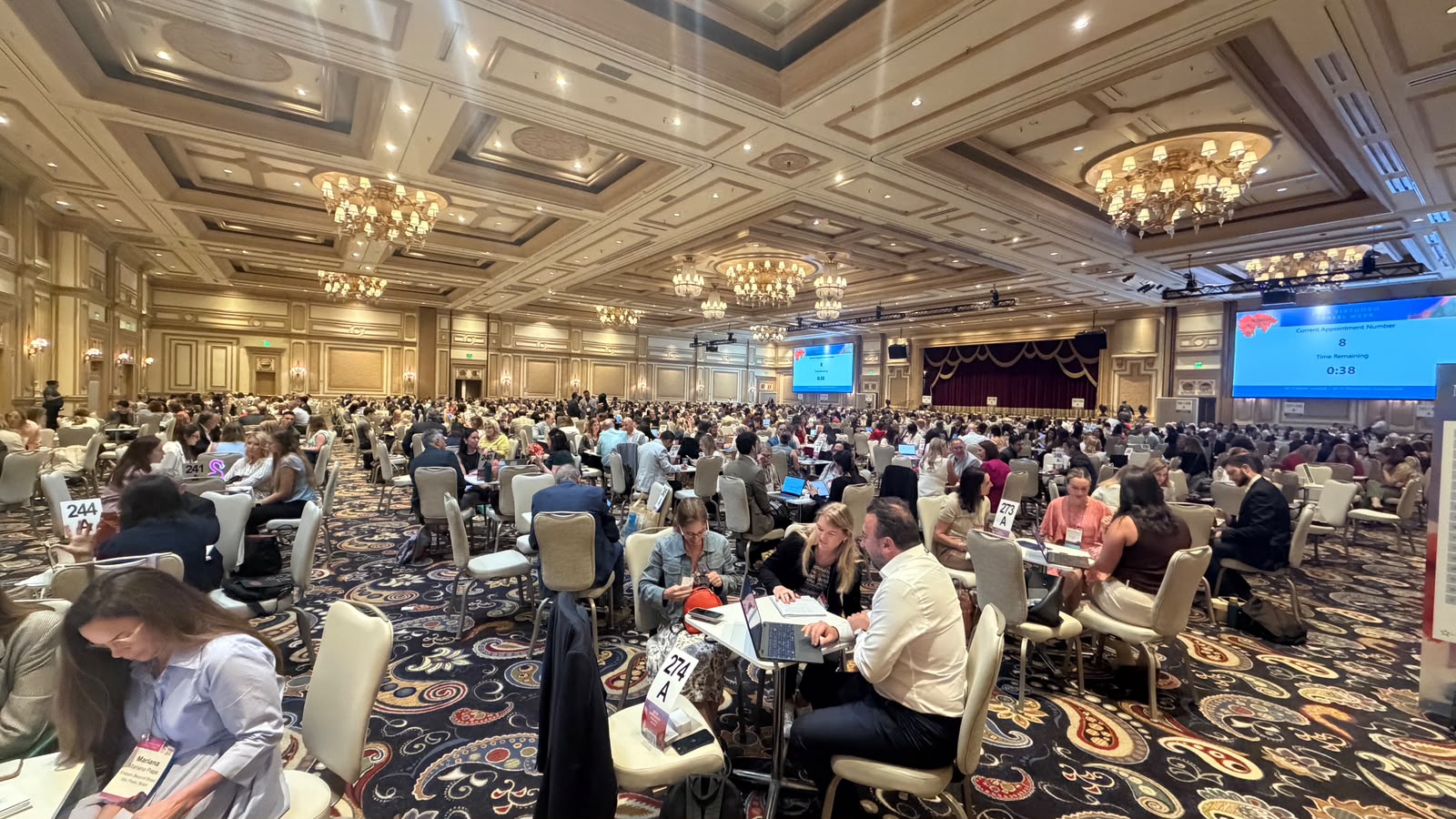 Salón De Convenciones Iluminado Con Candelabros En Las Vegas Donde Cientos De Asesores Turísticos Sostienen Reuniones De Negocios Individuales Uno A Uno Durante La Participación Del Caribe Mexicano En Virtuoso Travel Week 2026.