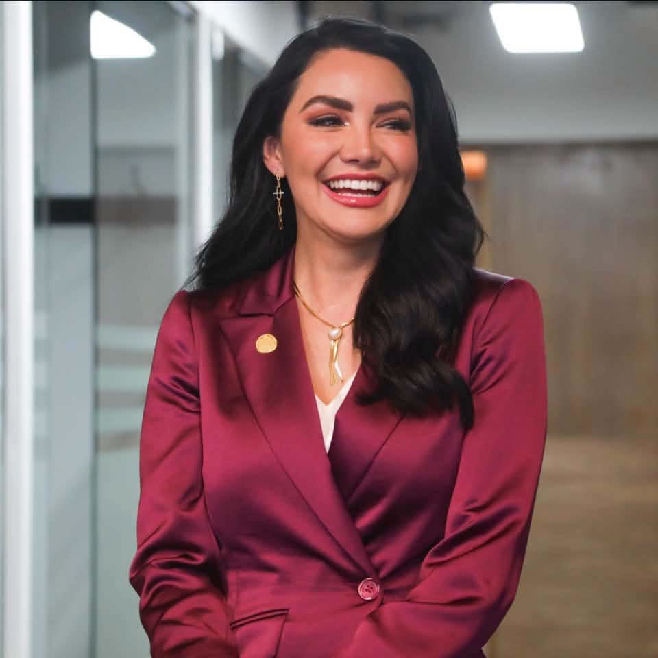 Morena alista su agenda legislativa en san lázaro con foco en seguridad, ia y economía: gabriela jiménez godoy la revista del sureste mx Gabriela Jiménez Godoy, Vicecoordinadora Parlamentaria De Morena, Sonriendo Con Un Saco Color Guinda En Un Pasillo De La Cámara De Diputados.