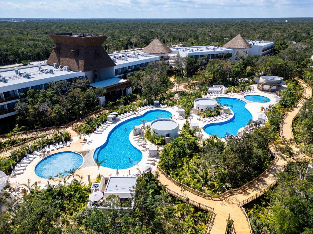 Vista Aérea De Las Instalaciones Del Hotel Mundo Maya Tulum Rodeadas De Selva Tropical Con Piscinas Estilo Laguna Y Pasarelas De Madera.