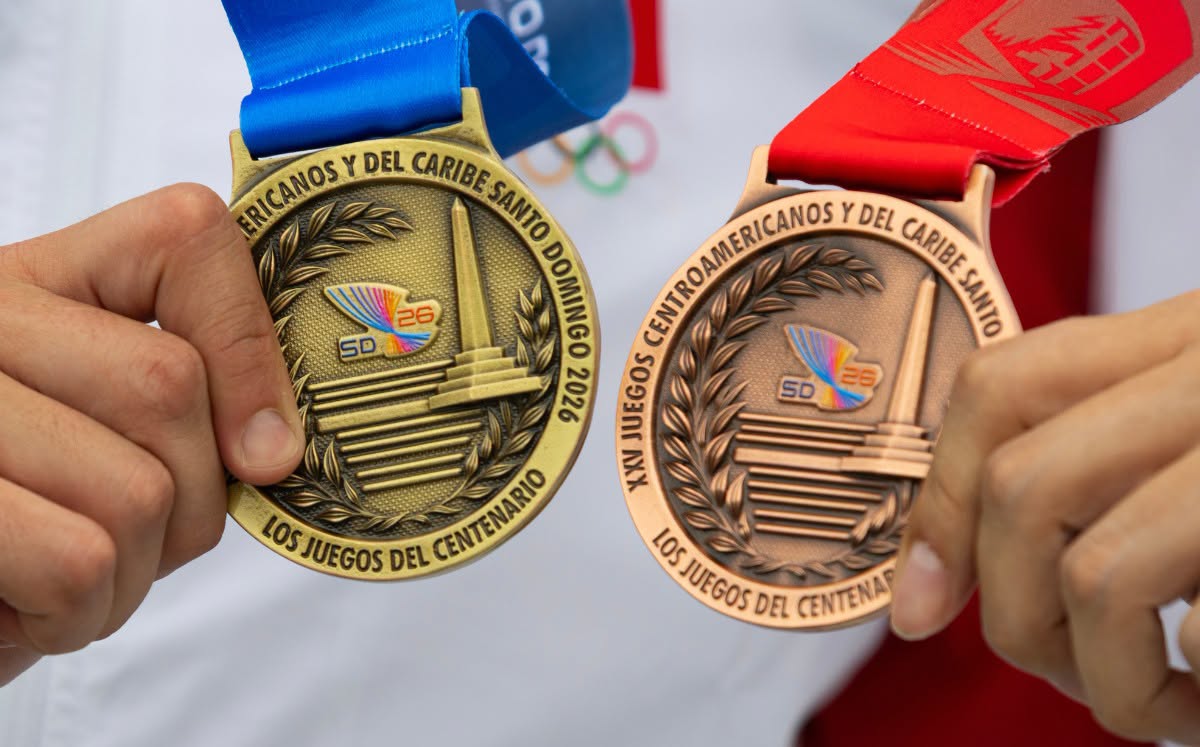 Hazaña histórica en el deporte yucateco: atletas conquistan 21 medallas en los juegos centroamericanos y del caribe la revista del sureste mx Primer Plano De Las Manos De Atletas Sosteniendo Una Medalla De Oro (Con Cinta Azul) Y Una De Bronce (Con Cinta Roja), Ganadas En La Prueba De Equipo Mixto Técnico De Natación Artística En Santo Domingo 2026. La Medalla De Oro Representa El Triunfo De Regina Alférez Medalla De Oro.