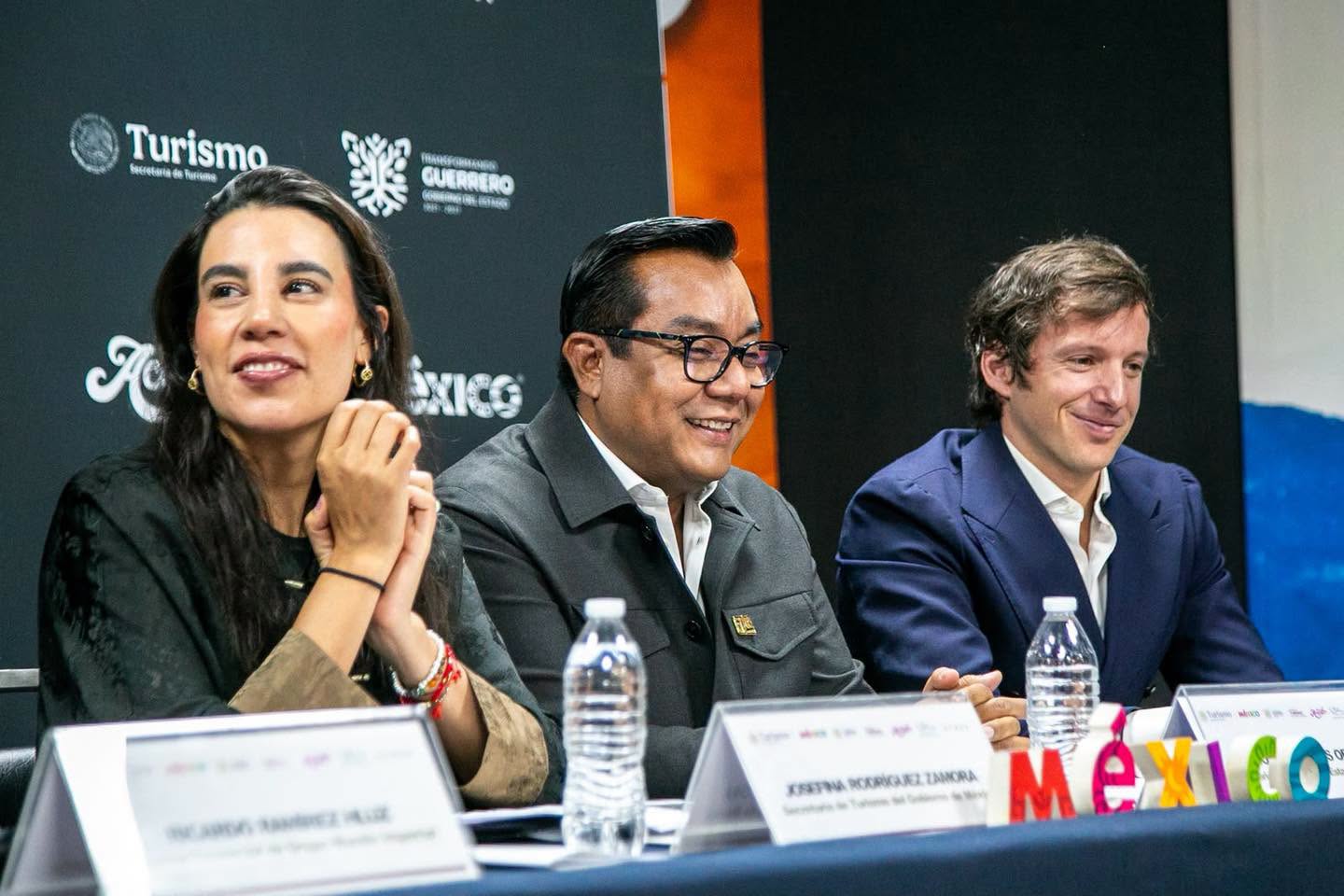 Josefina Rodríguez Zamora, Titular De Sectur, Simón Quiñones Orozco, Secretario De Turismo De Guerrero, Y Nuño Pérez-Pla De Alvear, Ceo De Hyrox México, Sonríen Sentados Durante La Rueda De Prensa.