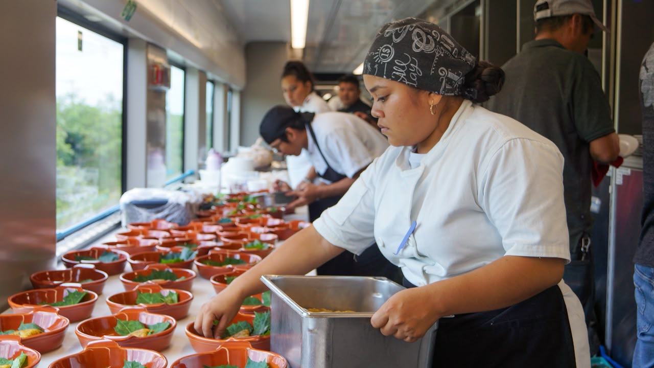 Cocinera Emplatando Alimentos En Vasijas De Barro Dentro De La Cocina Del Tren Restaurante Janal Del Tren Maya.