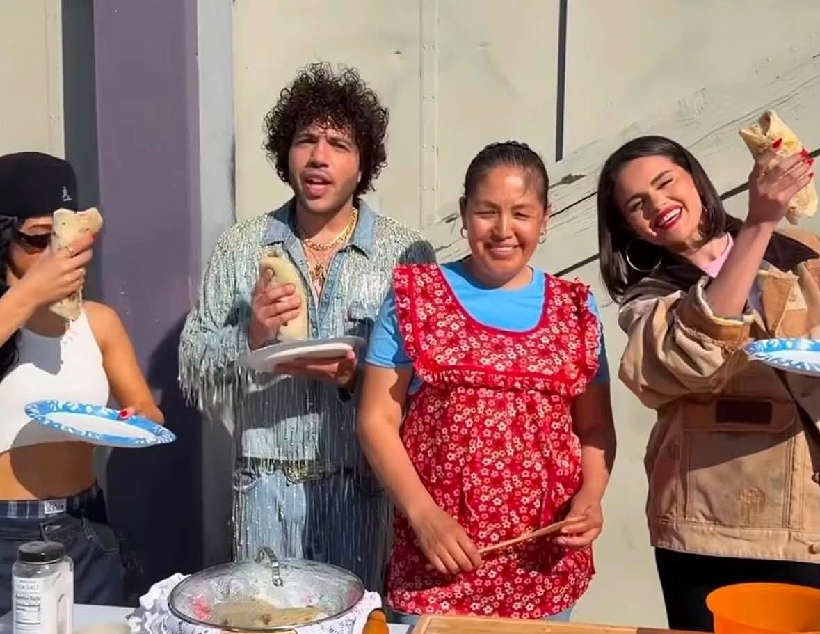 Las estrellas del pop se unieron a la influencer mexicana Rebeca Coss durante el rodaje de «Te Olvido (La La)» para disfrutar de un festín culinario que conquistó las redes sociales