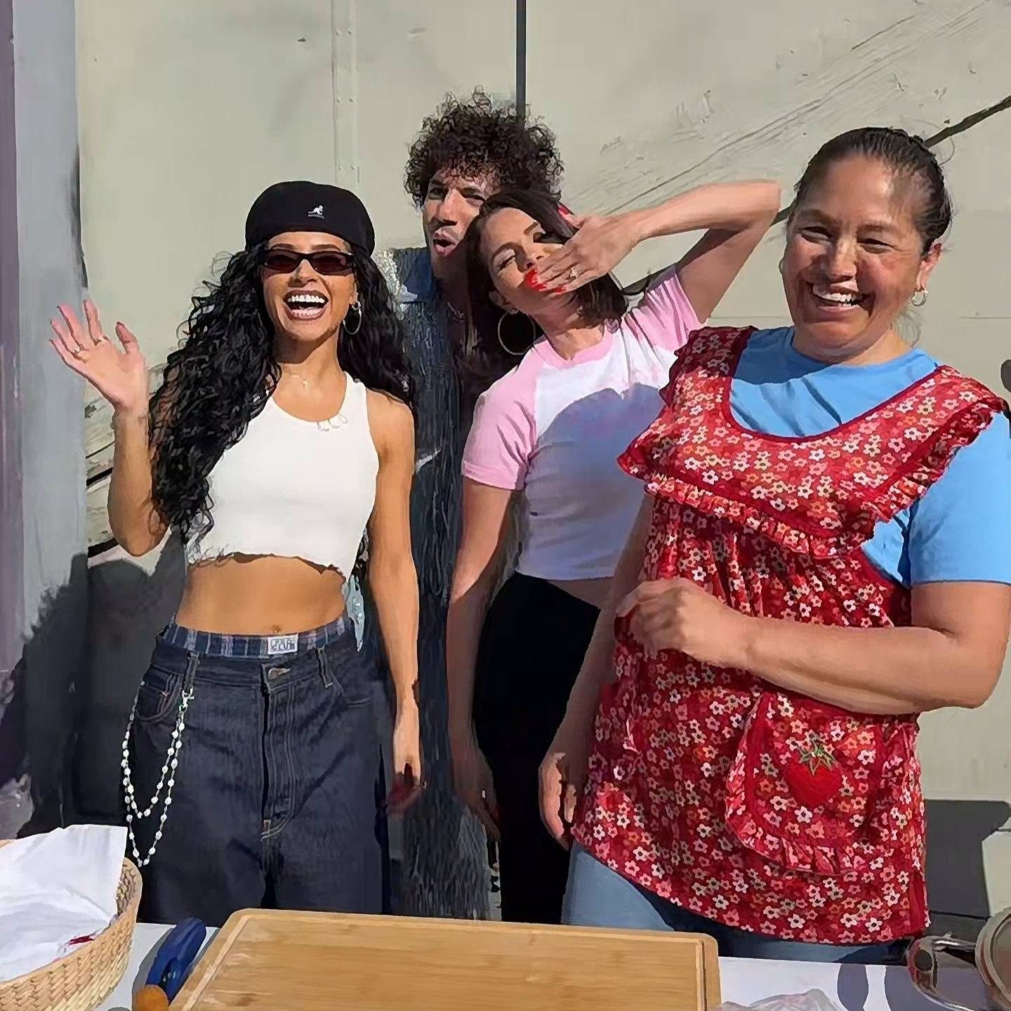 Las Estrellas Del Pop Se Unieron A La Influencer Mexicana Rebeca Coss