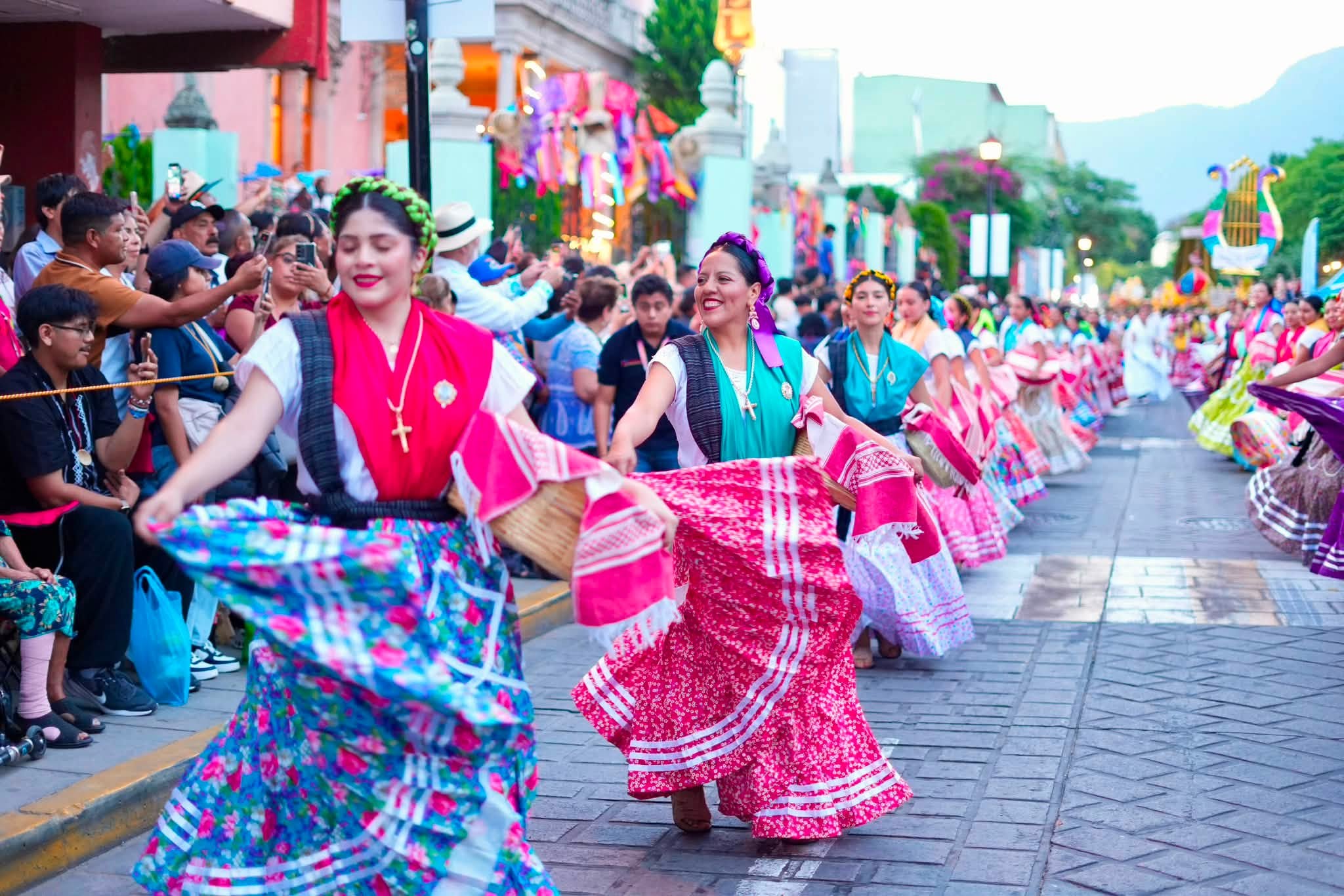 Mujeres Con Trajes Típicos Oaxaqueños Bailando En Un Desfile Cultural En Las Calles Del Centro Histórico De Oaxaca.