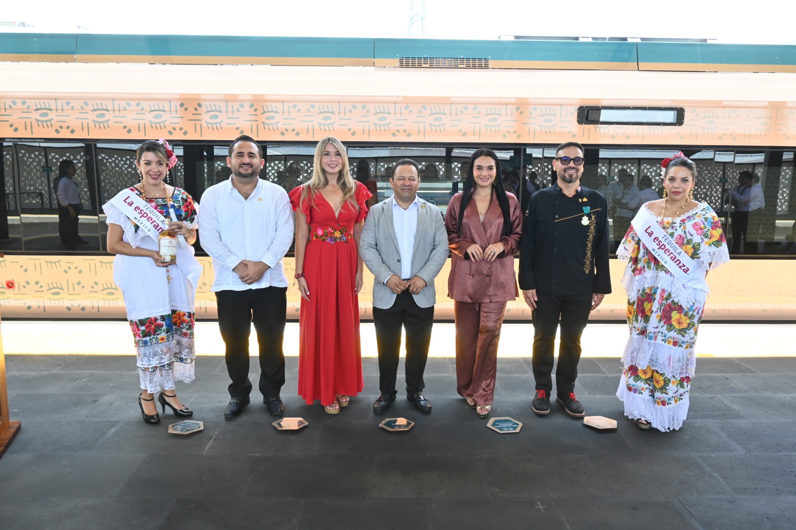 Funcionarios Posan Frente Al Vagón Del Tren Restaurante Janal Junto A Mujeres Con Trajes Regionales Y El Chef David Cetina.