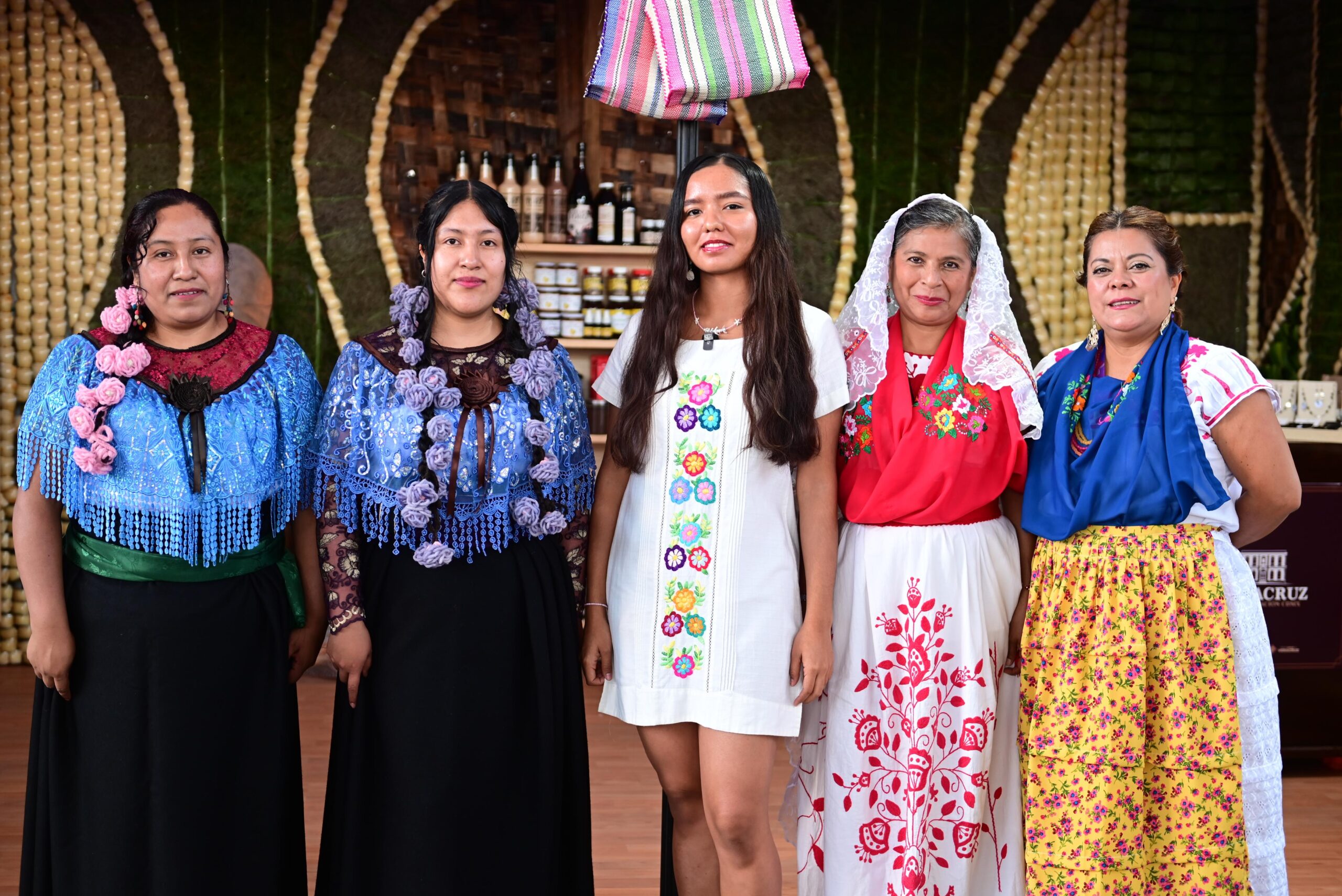 Cinco Mujeres Portando Trajes Tradicionales Artesanales De Las Distintas Regiones De Veracruz Durante Su Participación En La Filah.