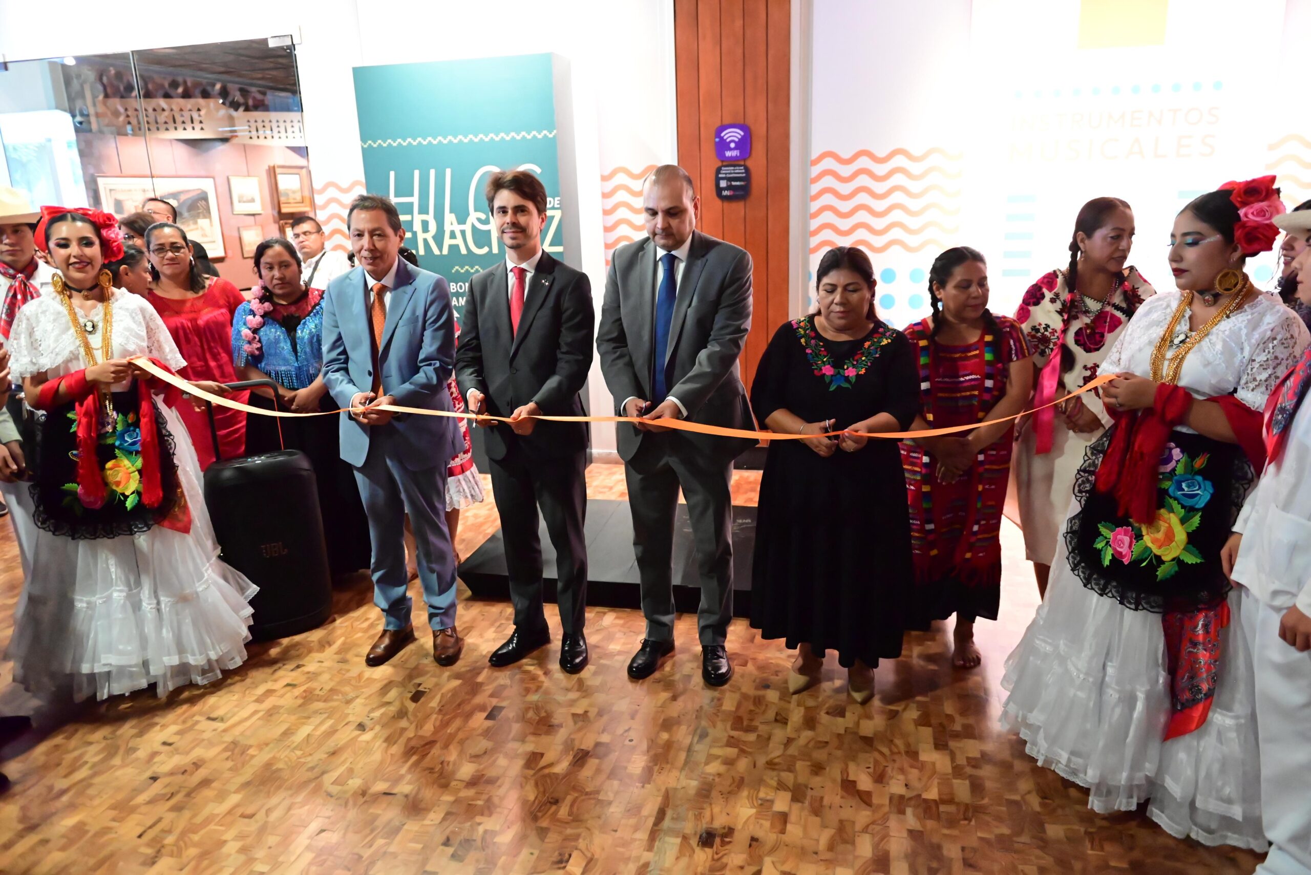 Autoridades Y Mujeres Vestidas Con Trajes Típicos Jarochos E Indumentaria Indígena Durante El Corte De Listón Inaugural De La Exposición &Quot;Hilos De Veracruz&Quot; En El Museo Nacional De Antropología.