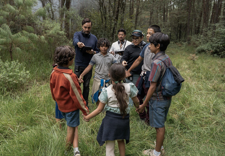 Veracruz se convierte en el escenario principal del thriller “no tengo miedo” de netflix la revista del sureste mx El Director Ernesto Contreras Y Parte Del Equipo De Producción Dando Indicaciones A Un Grupo De Niños Actores Tomados De La Mano En Un Bosque, En Una Toma Detrás De Cámaras Donde Veracruz Se Convierte En El Escenario Principal Del Thriller “No Tengo Miedo” De Netflix.