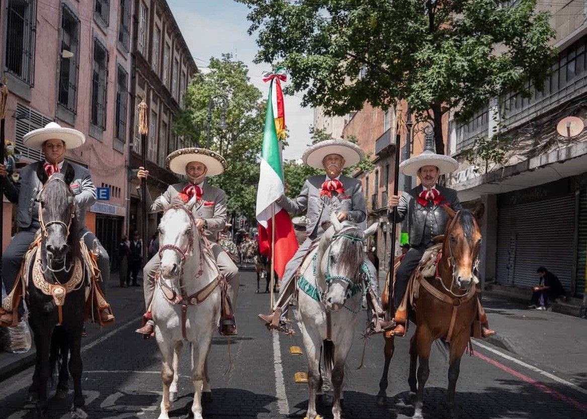 Por Qué El Charro Mexicano No Se Quita El Sombrero Frente A La Bandera Durante Un Desfile Cívico A Caballo.