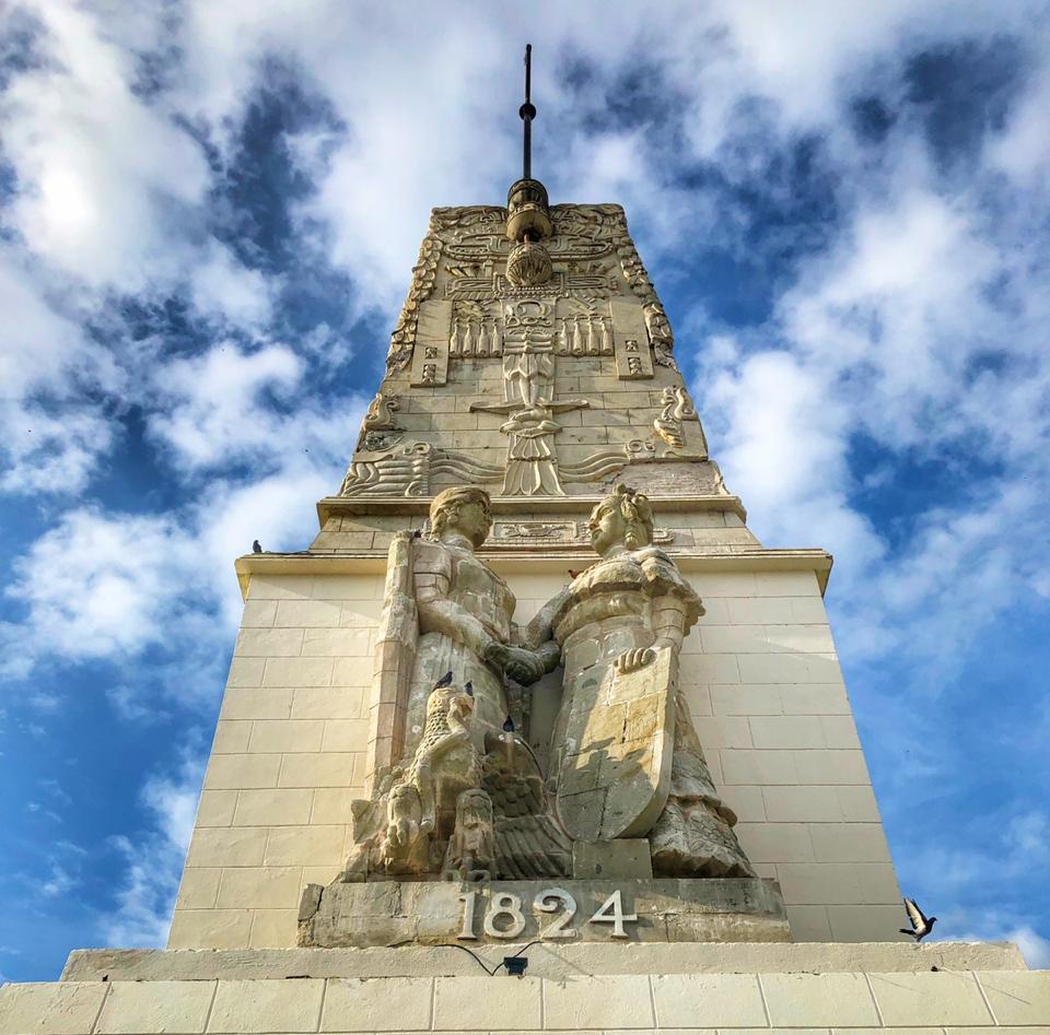 Monumento Conmemorativo De La Federación De Chiapas A México Con Esculturas En Relieve Y La Fecha 1824.