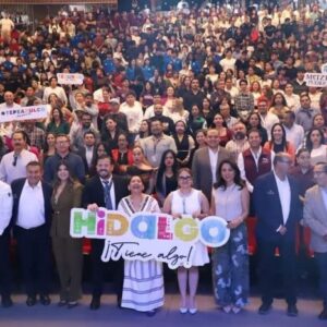 Un Gran Grupo De Personas Posando En Las Gradas De Un Auditorio, Con Un Grupo Más Pequeño De Funcionarios Y Promotores Turísticos Al Frente Sosteniendo Un Letrero Que Dice &Amp;Quot;Hidalgo ¡Tiene Algo!&Amp;Quot;.