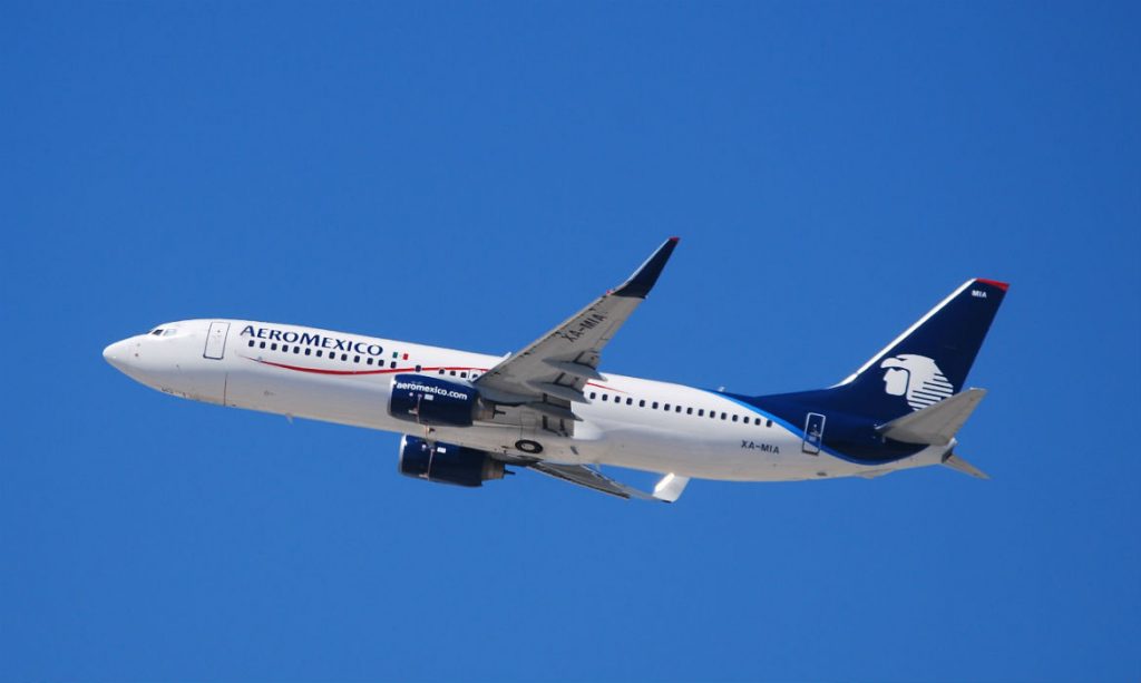 Aeroméxico dejará de operar en tulum a partir del 30 de septiembre por condiciones de mercado la revista del sureste mx Un Avión De Aeroméxico En Pleno Vuelo Con Librea Blanca Y Azul Cruza Un Cielo Completamente Despejado Y Azul.