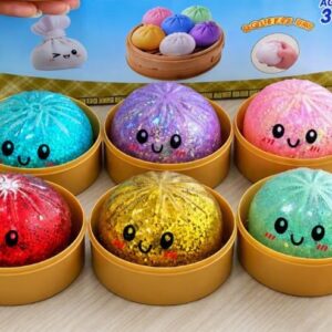 Juguetes Blandos Tipo &Amp;Quot;Squishy&Amp;Quot; Con Diseño De Dumpling Colocados Dentro De Sus Respectivas Cajas Circulares Frente Al Empaque Del Producto.