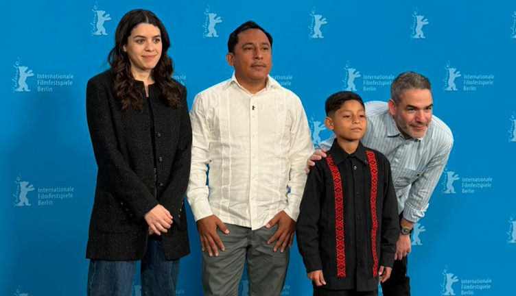 El cine mexicano ya tiene a sus representantes internacionales: ‘en el camino’ va por el óscar y ‘moscas’ por el premio goya la revista del sureste mx El Director Fernando Eimbcke Junto Al Elenco Y Equipo De La Película Moscas Posando Frente A La Pared Azul De La Berlinale.
