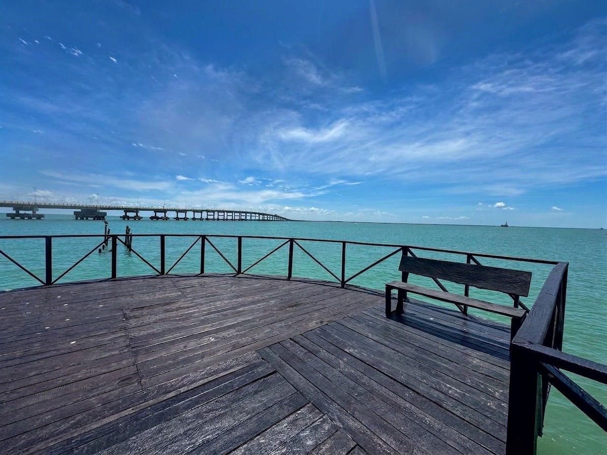 Vista Desde La Plataforma De Madera Del Mirador Playa La Puntilla Ciudad Del Carmen Hacia El Mar Turquesa Y El Puente Zacatal.