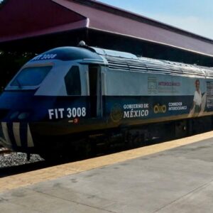 Locomotora Del Ferrocarril Interoceánico (Fit 3008) Detenida En Una Estación, Con Los Logotipos Del Gobierno De México Y Del Corredor Interoceánico.