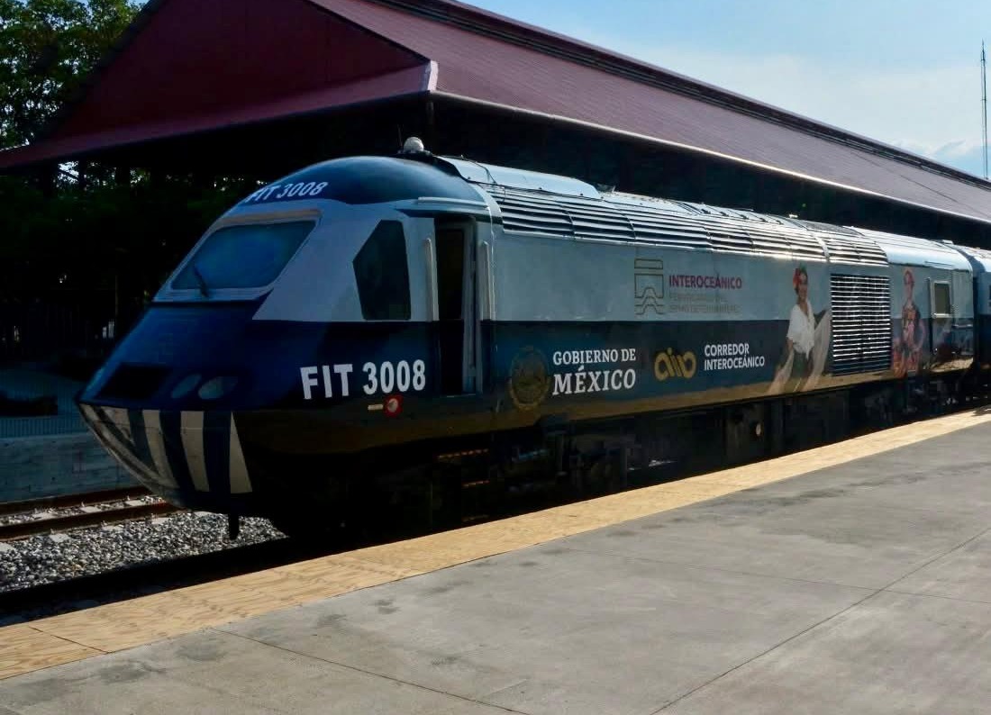Locomotora Del Ferrocarril Interoceánico (Fit 3008) Detenida En Una Estación, Con Los Logotipos Del Gobierno De México Y Del Corredor Interoceánico.