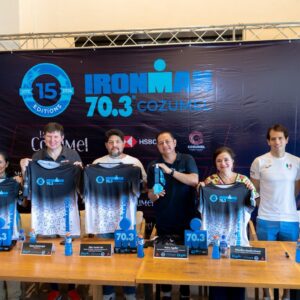 Cozumel se viste de gala: chankanaab recibe a más de 2 mil 500 atletas de 50 países para la xv edición del ironman 70. 3 la revista del sureste mx Juanita Alonso Marrufo Y Autoridades Durante La Presentación Oficial Y Exhibición De Jerseys Del Ironman 70.3 Cozumel En La Isla.