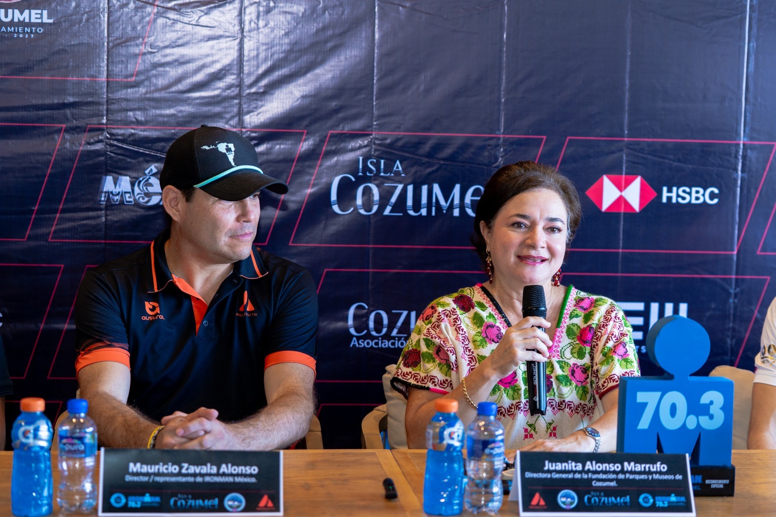 Cozumel se viste de gala: chankanaab recibe a más de 2 mil 500 atletas de 50 países para la xv edición del ironman 70. 3 la revista del sureste mx Juanita Alonso Marrufo Y Mauricio Zavala Alonso Durante La Conferencia De Prensa Oficial Del Ironman 70.3 Cozumel En La Isla De Cozumel.