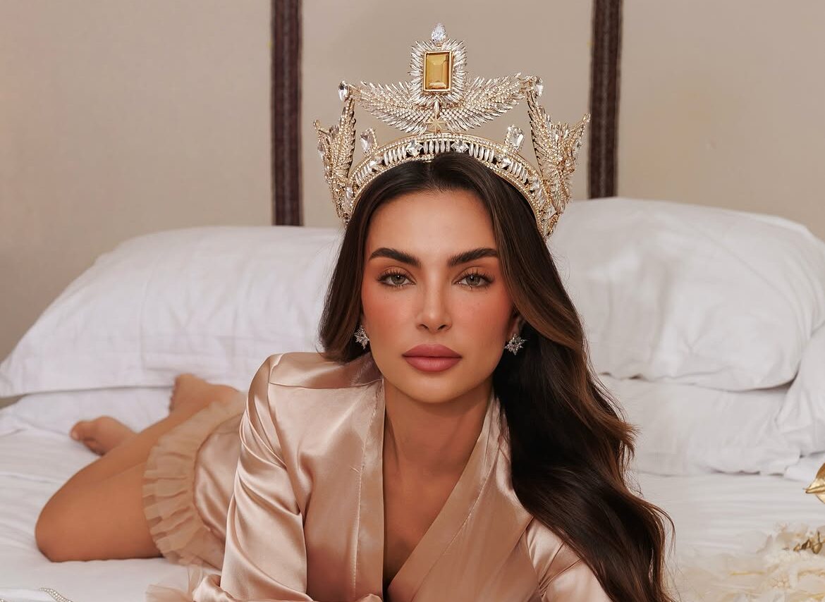 María Vargas, Miss Universe México 2026, Posando Recostada En Una Cama Con Su Corona Y Banda Oficial.