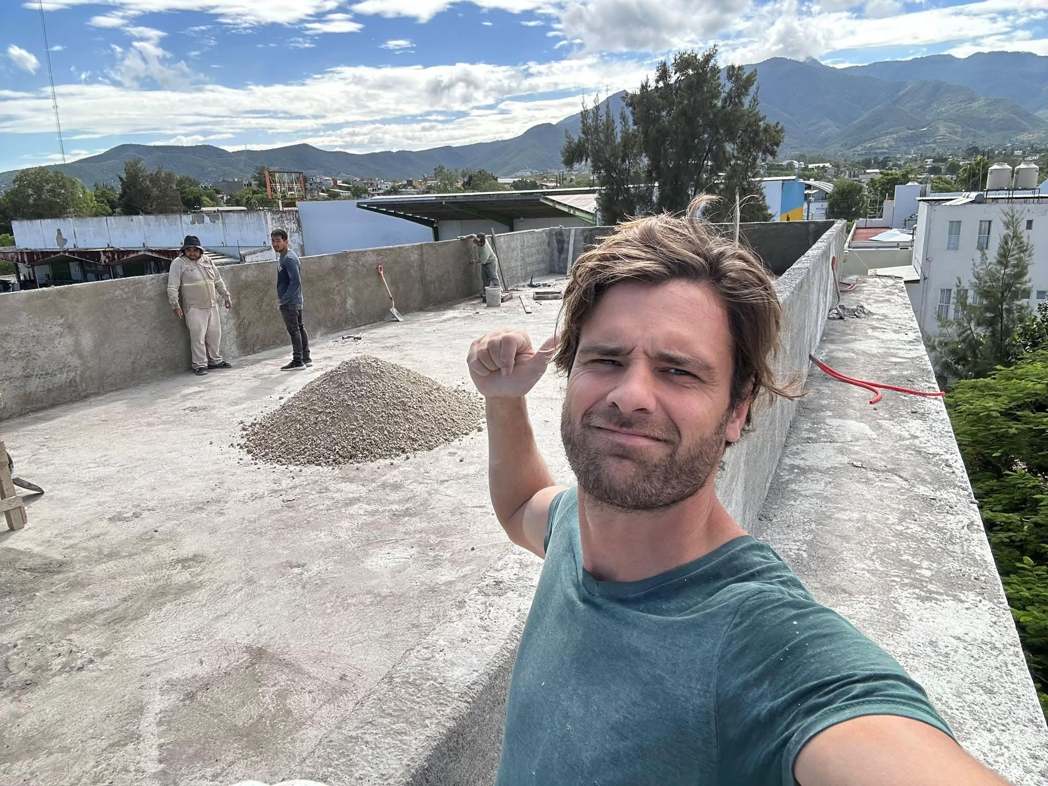 Lauren Cardoso Realiza Una Selfie Sonriente Mientras Trabaja En La Construcción En Una Azotea En Oaxaca.