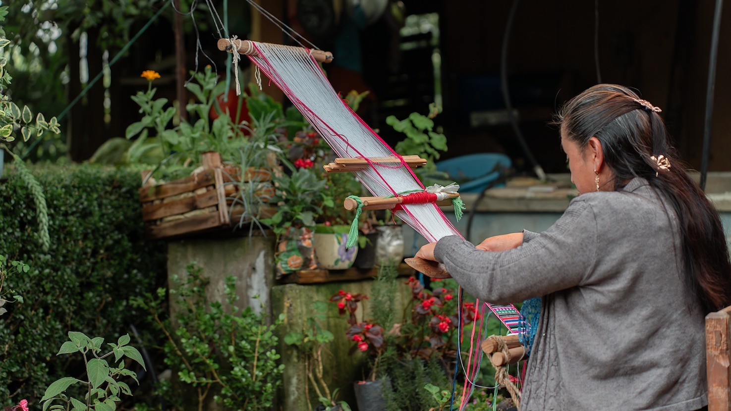 De norte a sur, descubre cuatro experiencias de turismo comunitario que transforman la manera de viajar por veracruz la revista del sureste mx Artesana Elaborando Textiles Tradicionales En Telar De Cintura Como Parte De Las Experiencias De Turismo Comunitario En Veracruz.