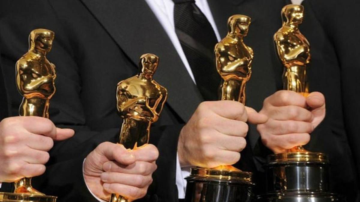 El cine mexicano ya tiene a sus representantes internacionales: ‘en el camino’ va por el óscar y ‘moscas’ por el premio goya la revista del sureste mx Manos De Ganadores Vistiendo Trajes Formales De Etiqueta Mientras Sostienen Cuatro Estatuillas Doradas De Los Premios Óscar.