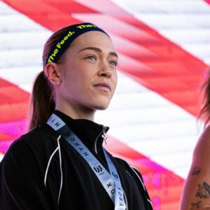 El triunfo de joanna wietrzyk en hyrox beijing: resiliencia extrema, debate sanitario y un cambio en el reglamento la revista del sureste mx La Atleta Australiana Joanna Wietrzyk Con Una Diadema Deportiva Y Medalla De Hyrox En Una Competencia.