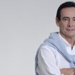 Estrategia y política: quién es carlos salomón cámara y su impacto en el análisis nacional la revista del sureste mx Retrato Corporativo De Carlos Salomón Cámara Con Camisa Blanca Y Suéter Azul, Destacando Su Trayectoria Como Estratega Político Y Experto En Comunicación Desde El Sureste.
