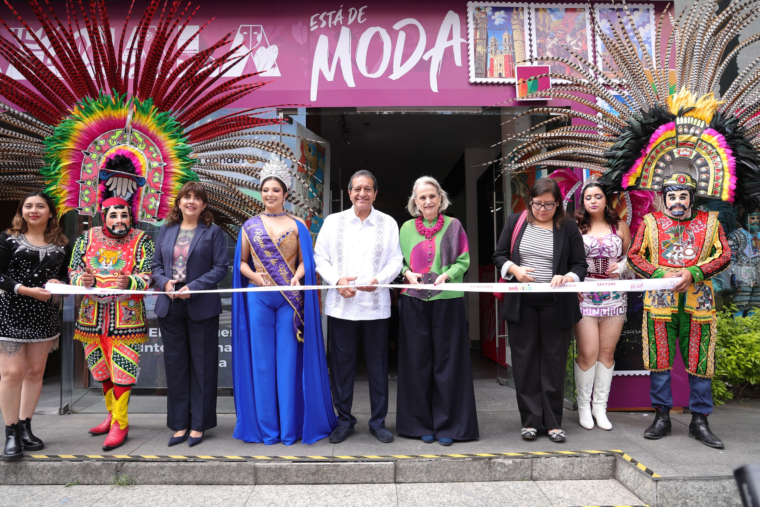 Presentación Oficial De La Feria De Tlaxcala 2026 Recinto Renovado Con Autoridades Turísticas Y Un Danzante Tradicional Con Penacho De Plumas.