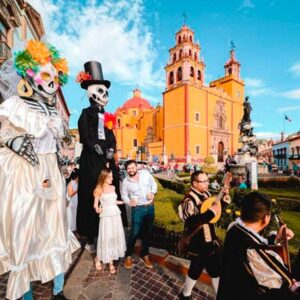 Festival Internacional Cervantino En Guanajuato, Con Mojigangas Gigantes Y Músicos Callejeros En El Centro Histórico Durante La Gran Fiesta Cultural De México.