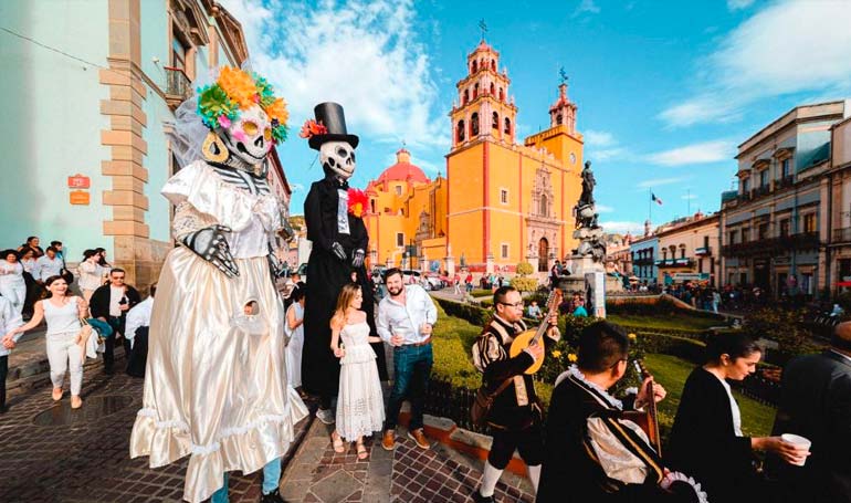 Festival Internacional Cervantino En Guanajuato, Con Mojigangas Gigantes Y Músicos Callejeros En El Centro Histórico Durante La Gran Fiesta Cultural De México.