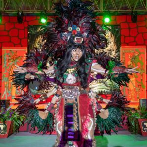 Festival raíces de palenque: todo listo para celebrar el 11° aniversario como pueblo mágico este viernes la revista del sureste mx Bailarina Con Indumentaria Prehispánica Maya Presentándose En El Escenario Durante El Festival Cultural En Palenque.