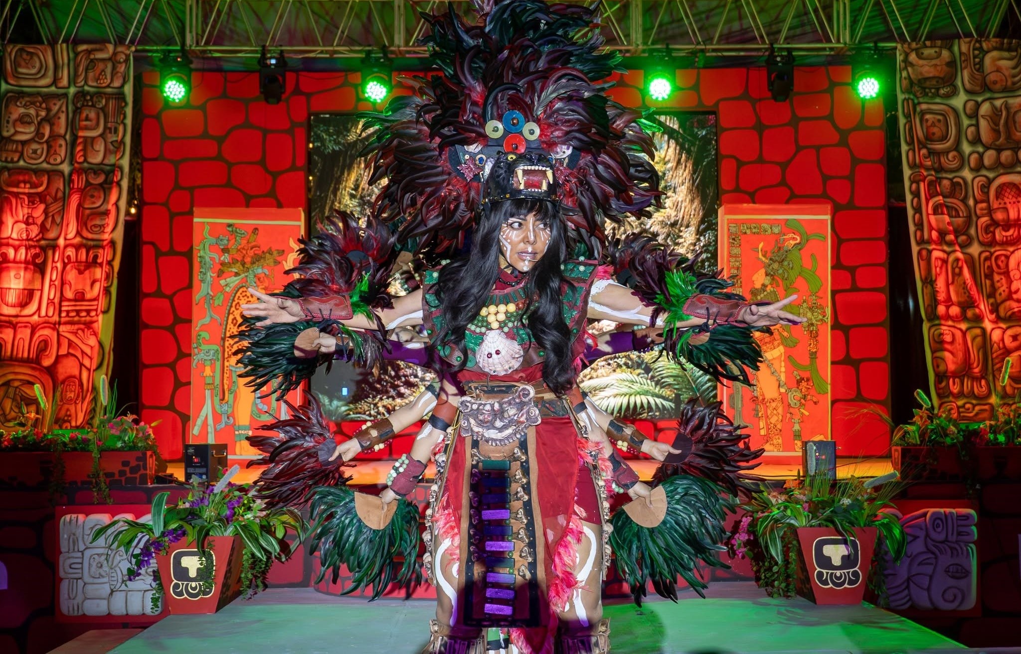 Bailarina Con Indumentaria Prehispánica Maya Presentándose En El Escenario Durante El Festival Cultural En Palenque.