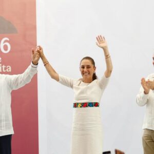 Gira federal en tabasco: sheinbaum reitera respaldo al gobernador javier may y anuncia megaobras de conectividad y salud la revista del sureste mx La Presidenta Claudia Sheinbaum Pardo Y El Gobernador De Tabasco, Javier May Rodríguez, Sostienen Las Manos En Alto Sonrientes Ante El Público, Acompañados Por Otras Personas En Un Templete Frente A Asistentes Que Los Saludan Con Teléfonos Celulares Y Manos En Alto.
