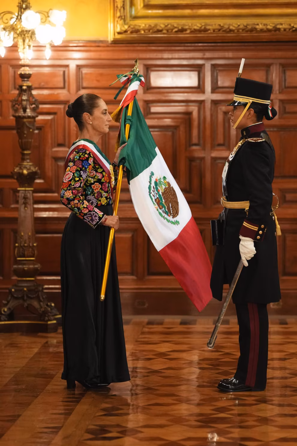 Bordado Tradicional Del Istmo De Tehuantepec En Tonos Rojo, Rosa, Morado, Azul Y Verde Sobre Fondo Negro.