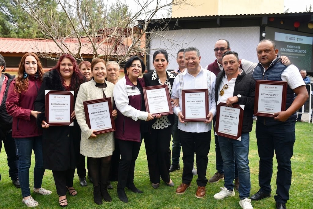 Prestadores De Servicios Turísticos Y Autoridades Estatales De Hidalgo Posan Sonrientes Sosteniendo Reconocimientos Y Certificados De Profesionalización En Un Jardín.
