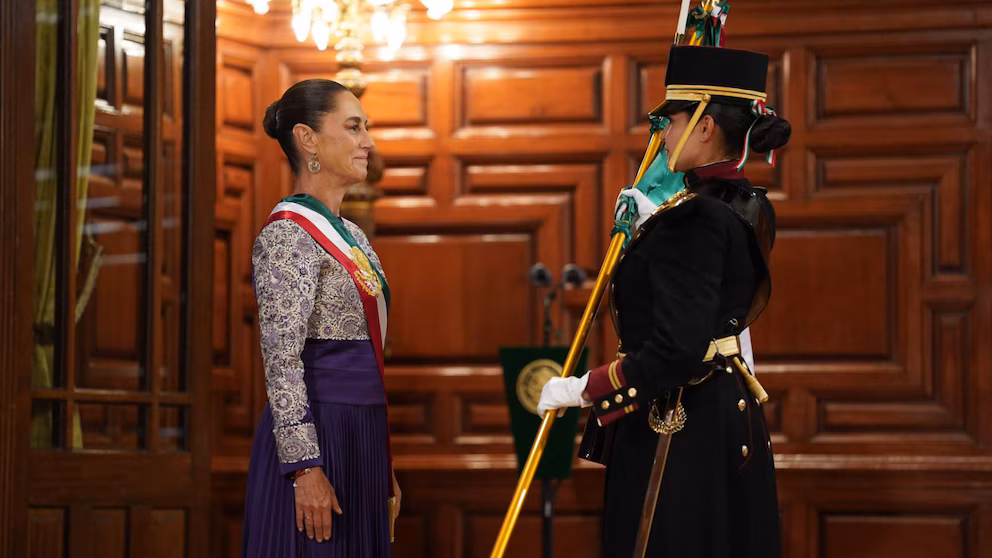 Primer Plano De Las Flores Bordadas A Mano Con Aguja De Gancho Sobre La Blusa Negra Del Vestido Presidencial.