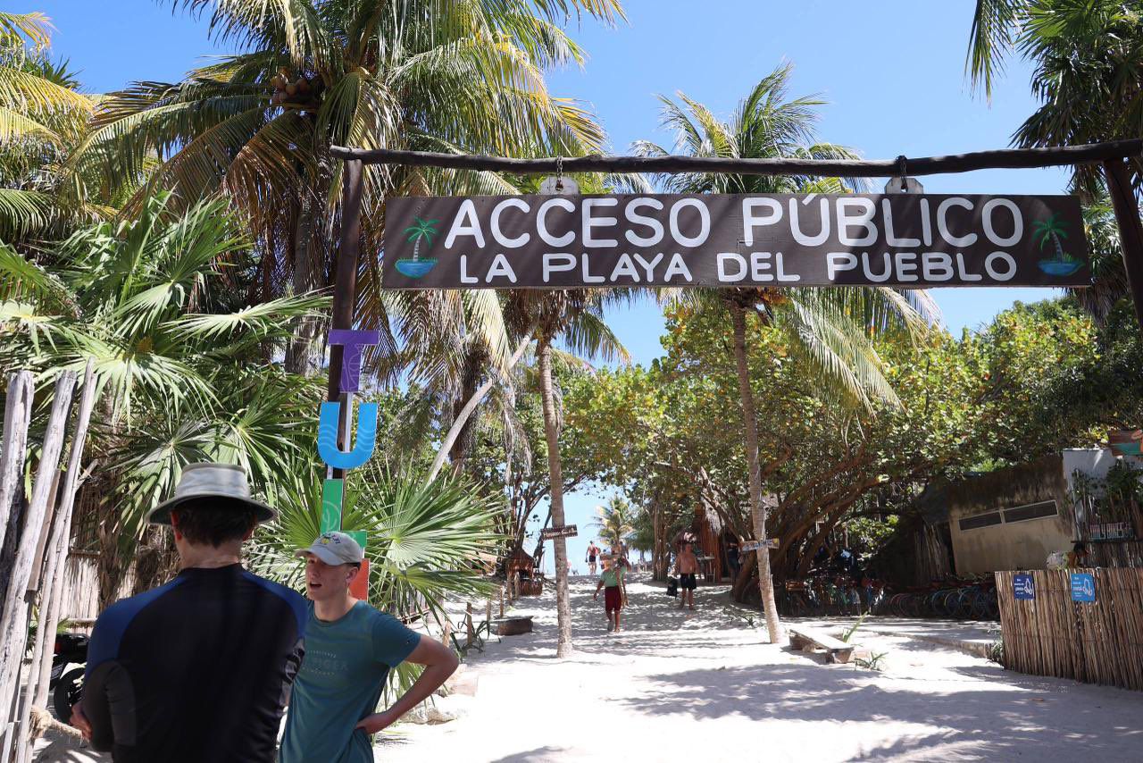 Turistas En El Letrero De Madera De Acceso Público A La Playa Del Pueblo Bajo El Marco Del Plan Tulum Renace Sectur