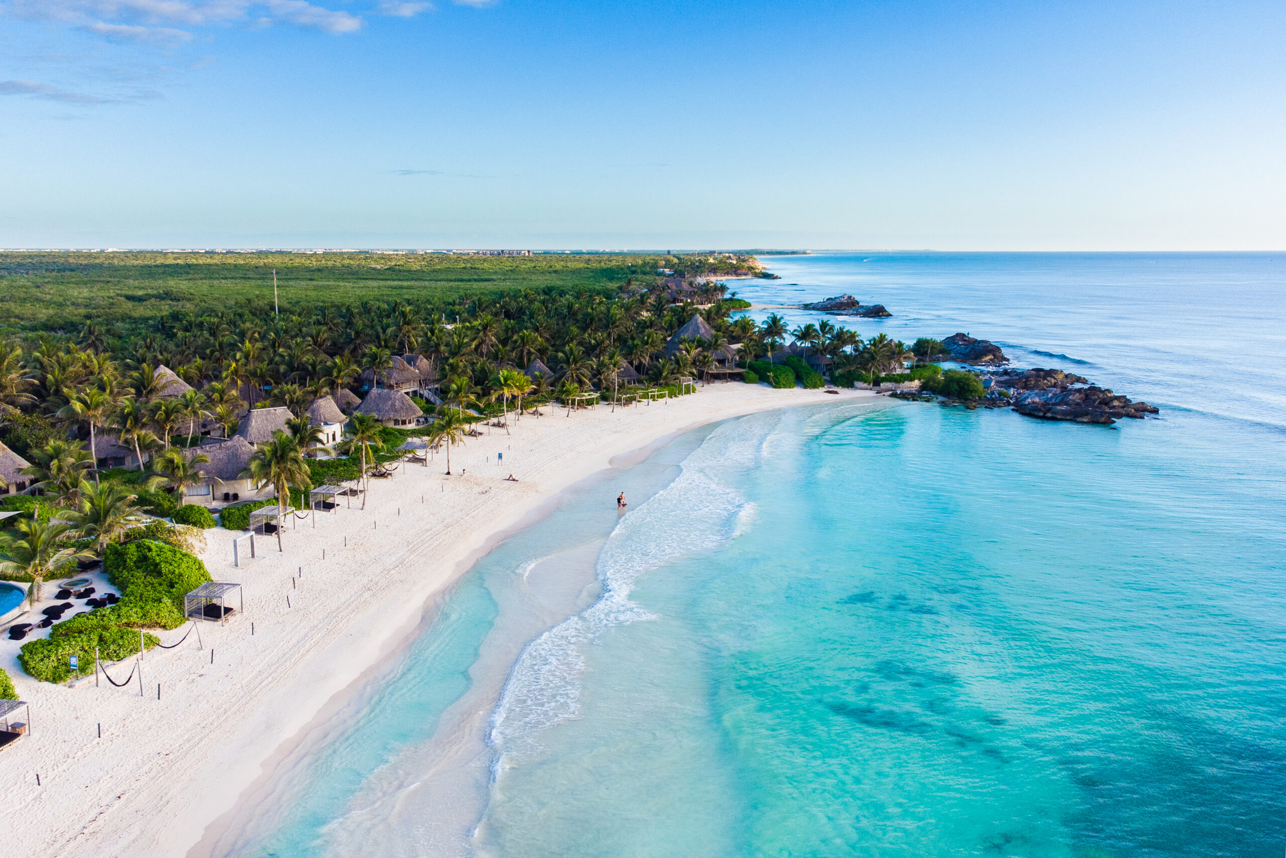 Vista Aérea Panorámica De Las Playas De Arena Blanca, Mar Turquesa Y Selva Tropical Para La Inversion Y Turismo En Tulum.