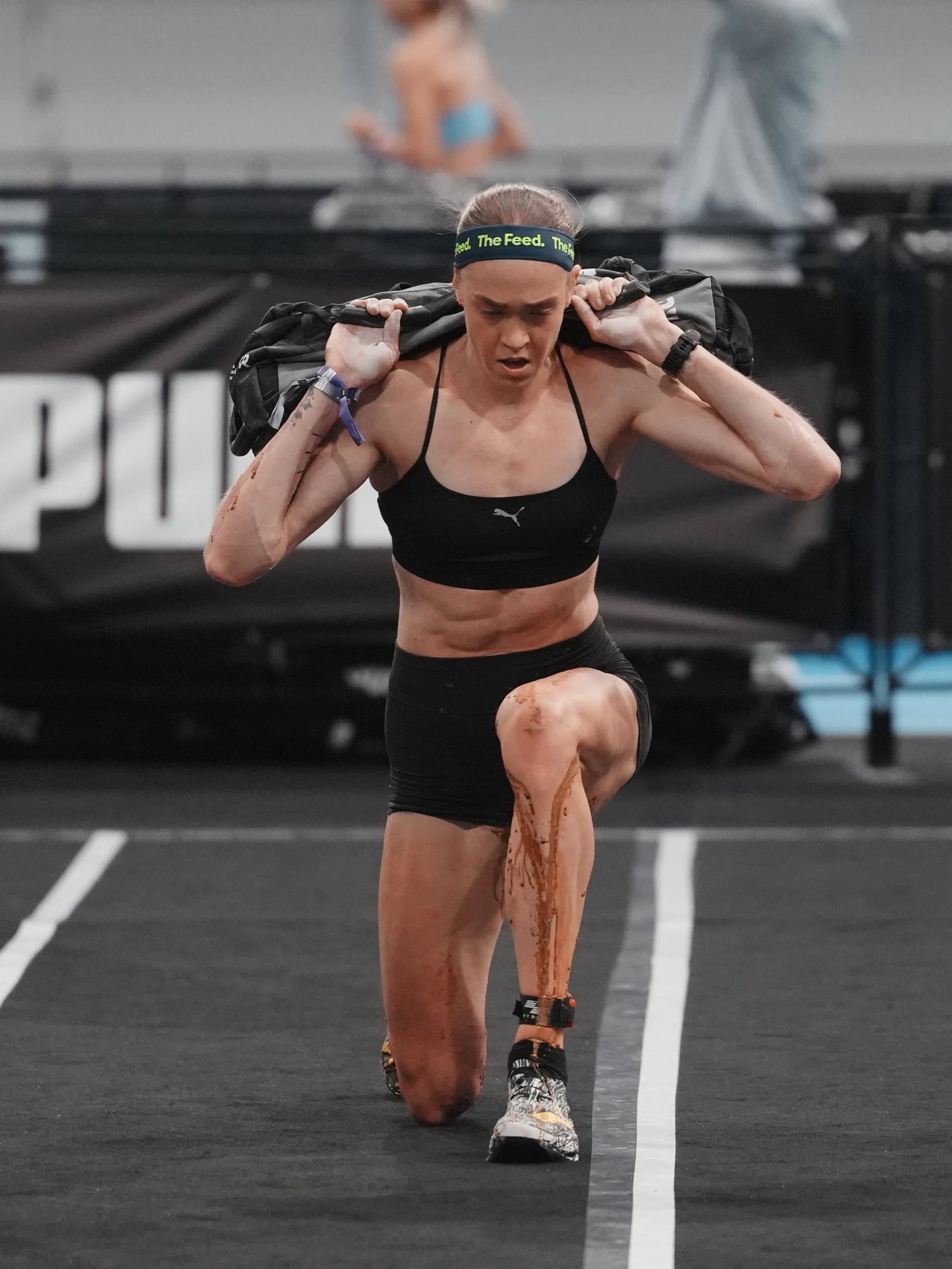 El triunfo de joanna wietrzyk en hyrox beijing: resiliencia extrema, debate sanitario y un cambio en el reglamento la revista del sureste mx La Atleta Australiana Joanna Wietrzyk Realizando Estocadas Con Peso Durante La Competencia Hyrox En Beijing.