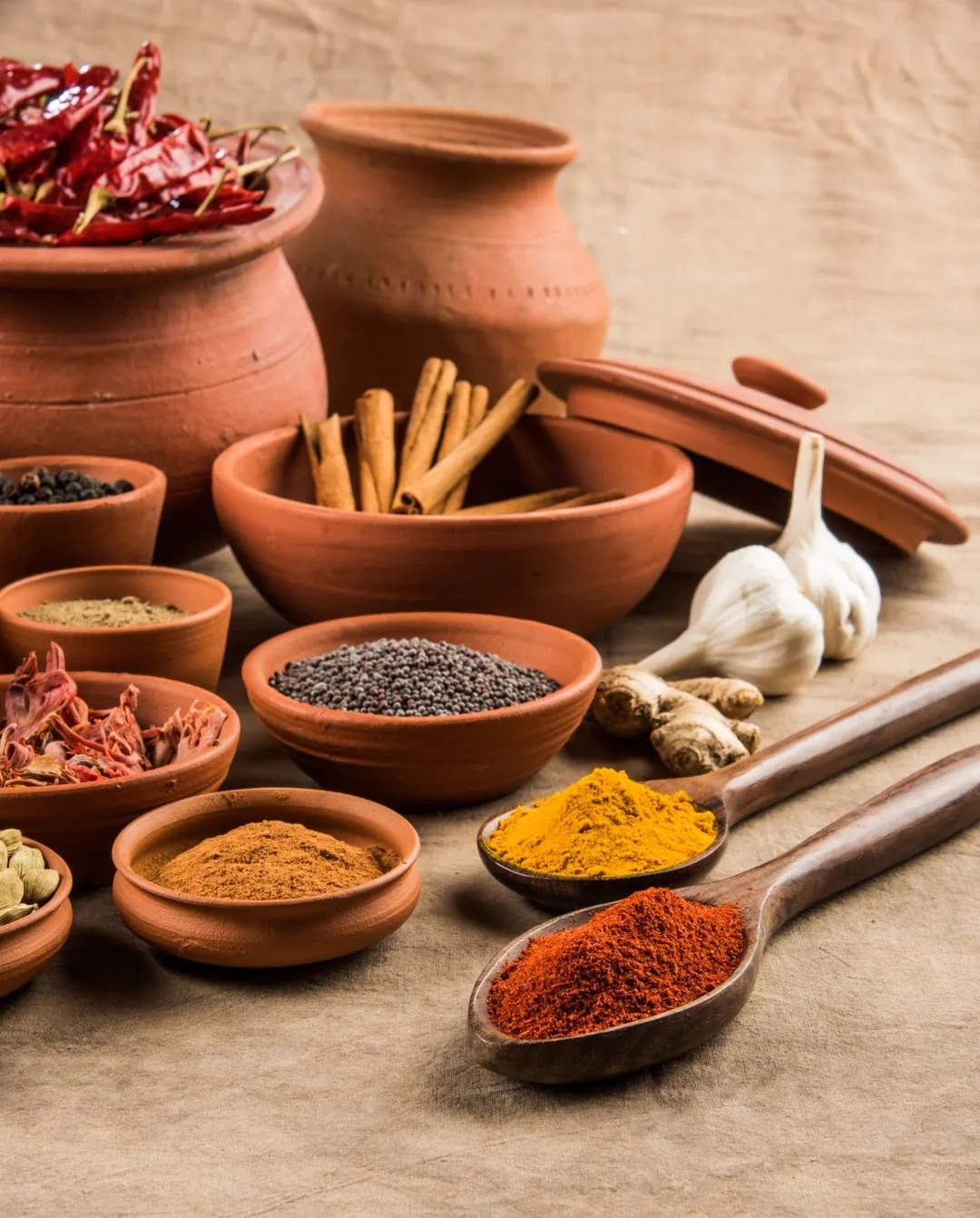 Fiestas patrias y tradición culinaria: los 'recados' de yucatán como el corazón aromático de la gastronomía mexicana la revista del sureste mx Variedad De Especias Y Condimentos Tradicionales En Cuencos De Barro, Imprescindibles Para La Elaboración De Los Recados Yucatecos.