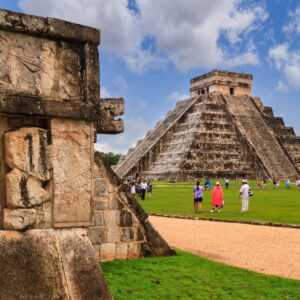 Vista Panorámica De La Pirámide De Kukulcán En Chichén Itzá, Reflejando El Atractivo De Los Destinos Que Impulsan La Llegada De Millones De Viajeros Internacionales A México.