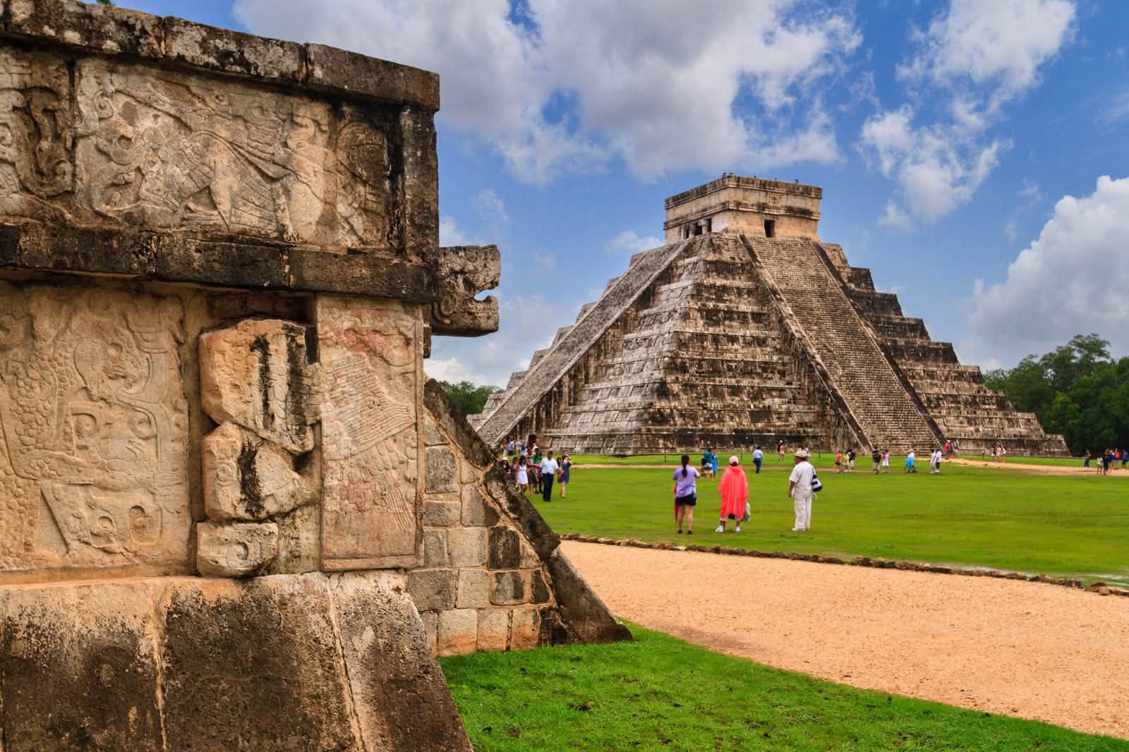 Vista Panorámica De La Pirámide De Kukulcán En Chichén Itzá, Reflejando El Atractivo De Los Destinos Que Impulsan La Llegada De Millones De Viajeros Internacionales A México.