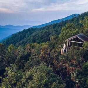Oaxaca: senderismo en la sierra norte: turismo ecológico y comunitario para el fin de semana la revista del sureste mx Vista Panorámica De La Sierra Norte De Oaxaca Con Un Mirador De Madera Inmerso En El Bosque De Montaña Y Cordilleras Al Fondo